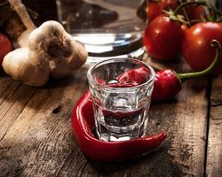 Водка от простуды с перцем, медом: народные рецепты. Водка от простуды: польза или вред?