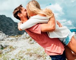 Как развеселить девушку на свидании или в переписке — смешные фразы, анекдоты, СМС, картинки