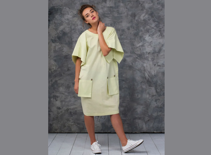 Накладные карманы привлекательно смотрятся и скрывают бока и живот