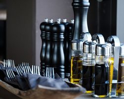 Чем отличается яблочный уксус от обычного столового уксуса?