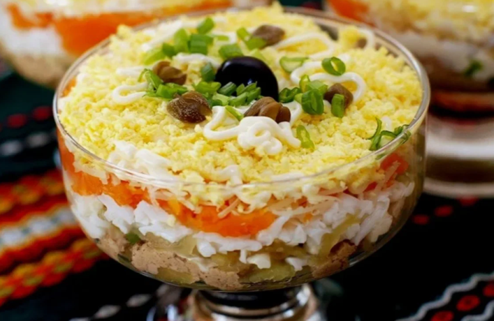 Новогодний салат с копченой скумбрией