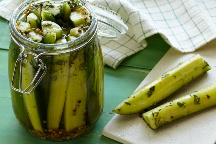 Маринованные кусочками переросшие огурцы