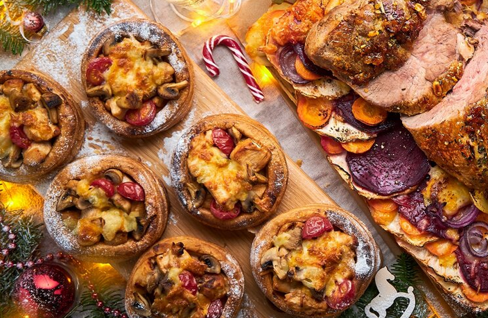 Тушеная картошка с мясом, грибами и сметаной