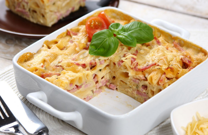 Запеканка-обманка из макарон-трубочек и куриных колбасок