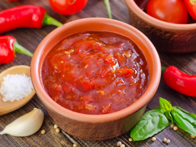 Нужно ли в аджику добавлять растительное масло: с каким продуктами делают, ингредиенты в разных рецептах