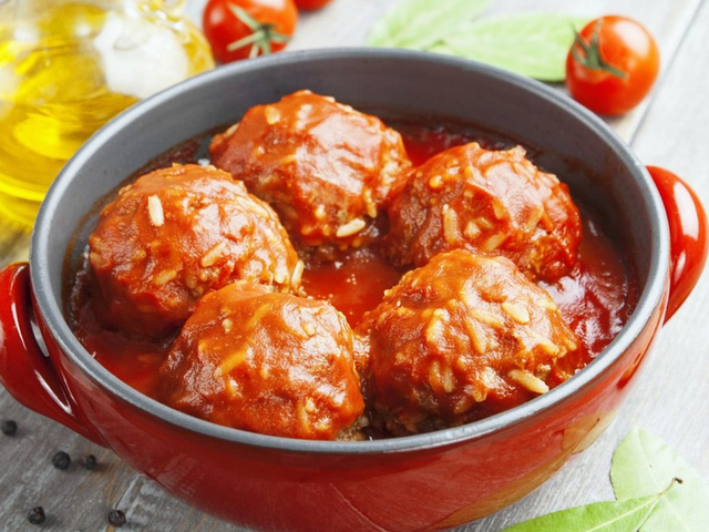 Нужно ли добавлять яйцо в мясные «ежики» с рисом: как приготовить, чтобы они не развалились, рецепт