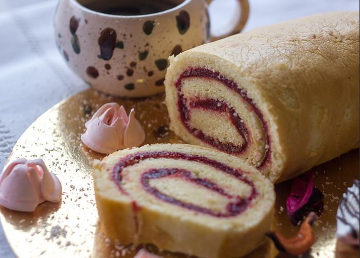Вкусная выпечка с использованием пергаментной бумаги — рулет с джемом