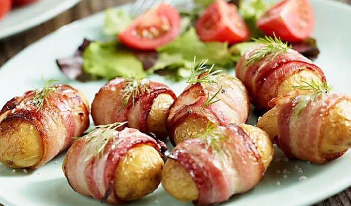 Картошку с мясом и беконом на сковороде