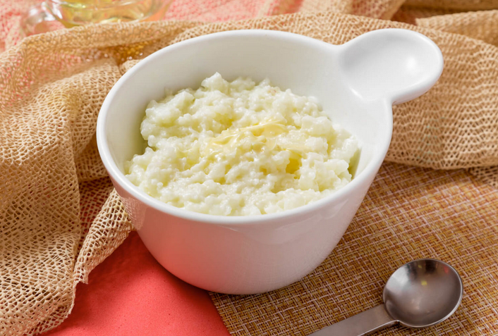 В рис для молочной каши добавляют масло