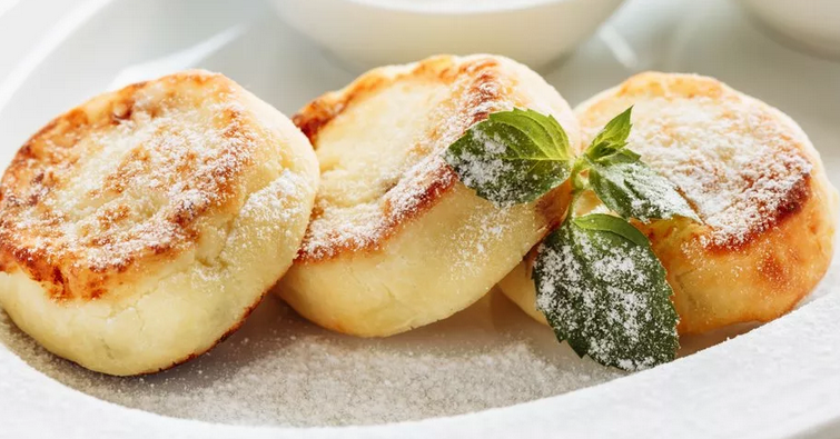 Вкусные сырники из творога на сковороде с манкой пышные