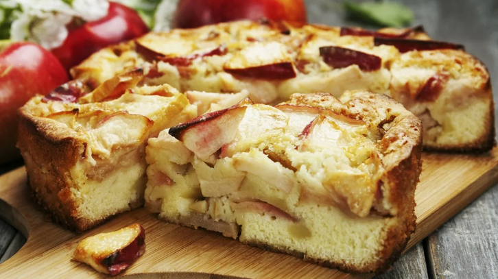 Яблочный пирог-шарлотка с маслом на молоке