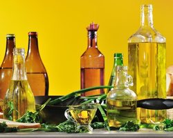 Можно ли жарить на просроченном растительном масле? Куда можно использовать просроченное подсолнечное, оливковое или льняное масло?