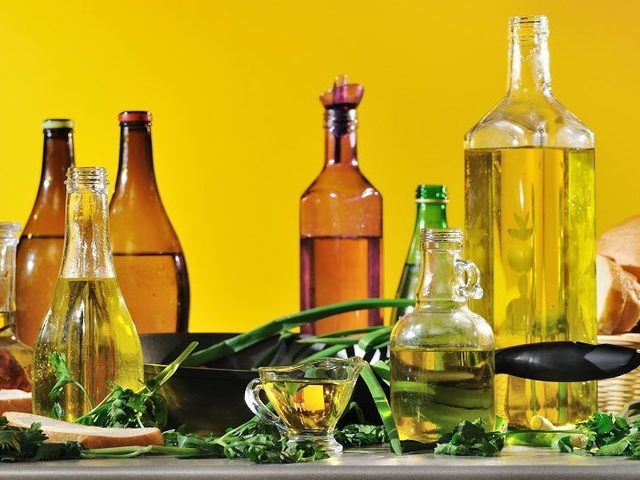 Можно ли жарить на просроченном растительном масле? Куда можно использовать просроченное подсолнечное, оливковое или льняное масло?