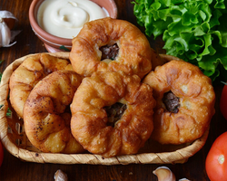Нужно ли фарш для беляшей добавлять яйцо: ингредиенты, какое мясо, рецепт