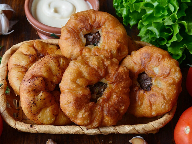 Нужно ли фарш для беляшей добавлять яйцо: ингредиенты, какое мясо, рецепт