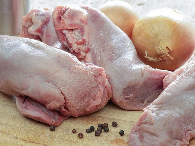 Как правильно и сколько времени варить свиной язык в кастрюле с водой до готовности?