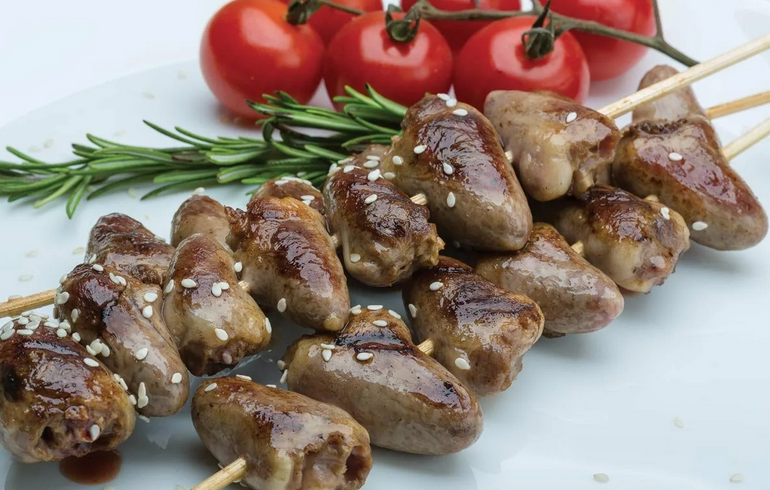 Солить куриные сердечки нужно в начале готовки