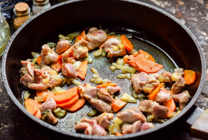 Перед жаркой куриные желудки нужно отварить