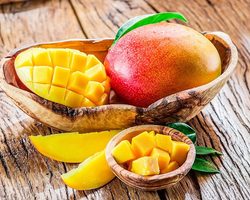 Можно ли есть манго с кожурой — вредно ли это?