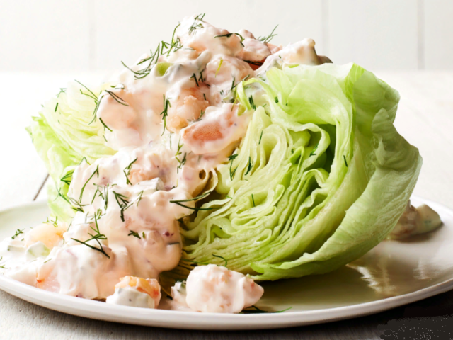 Салаты с Айсбергом: рецепты простые и вкусные с овощами, мясом говядины, языком, колбасой, куриной печенью, печенью трески, яйцами, сыром, фасолью, горчичной заправкой