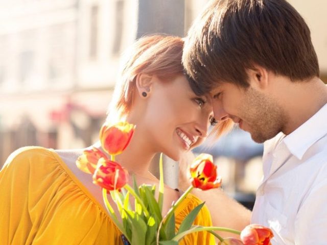 Как реагировать на цветы от мужчины: советы о том, как принимать цветы. Как правильно принять букет цветов от мужчины: как принимать цветы от любимого и нелюбимого мужчины. Как красиво ответить на «спасибо» за цветы, на благодарность за цветы.