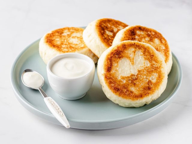 Как правильно и вкусно приготовить замороженные сырники-полуфабрикаты из творога: пошаговая инструкция. Нужно ли размораживать ли сырники перед жаркой?