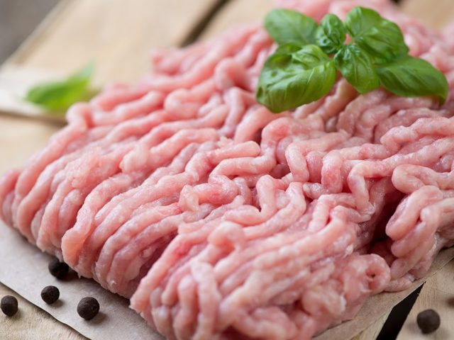 Испортится ли незамороженный фарш за сутки в холодильнике? Сколько дней может храниться куриный, индюшиный, свиной, говяжий фарш, фарш для котлет с луком и яйцами в обычной камере холодильника?