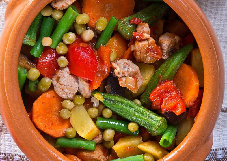 Гювеч со свининой, овощами и зеленой стручковой фасолью замороженной