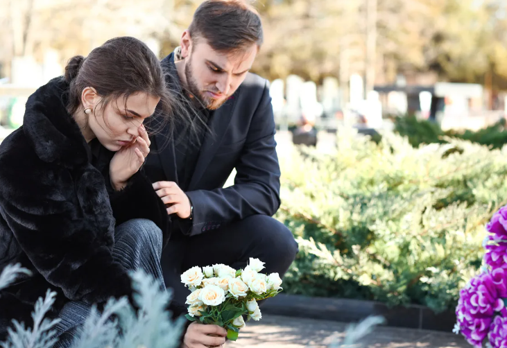 По кладбищу нельзя ходить за ручку