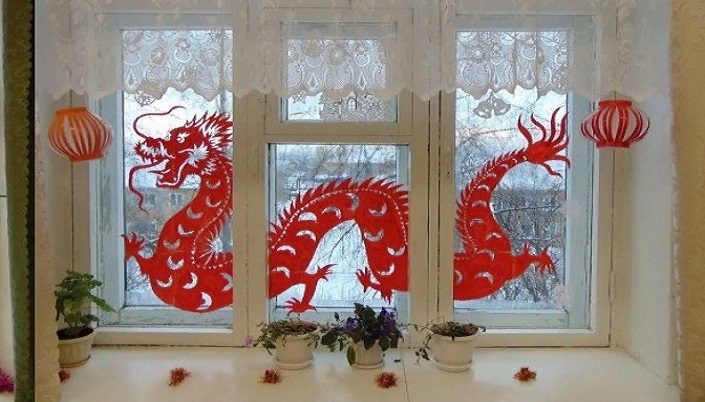 Украшения окна к новому 2024 году