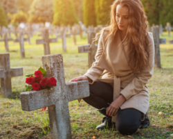Почему нельзя ничего поднимать на кладбище? Можно ли поднимать упавшую вещь на кладбище?
