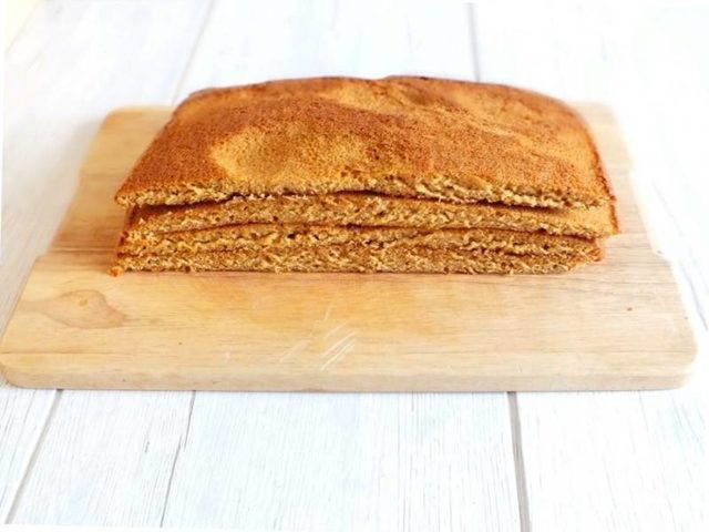 Можно ли медовые коржи приготовить заранее?  Как и сколько можно хранить медовые коржи в холодильнике? Как разморозить медовые коржи, чтобы они не высохли и не размокли?