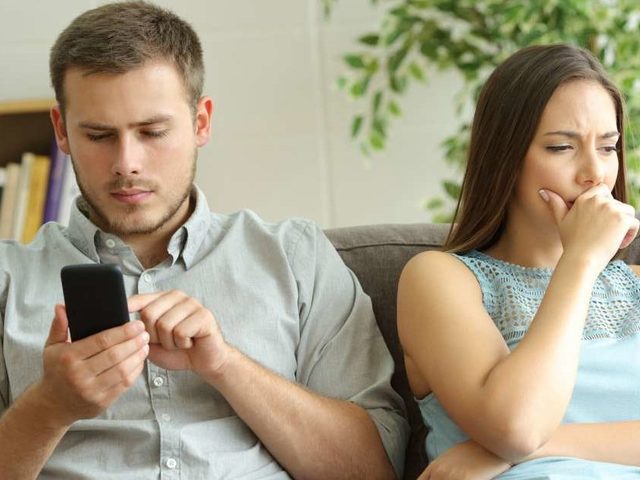 Как вести себя если мужчина тебя игнорирует? Как отвечать мужчине после игнора?