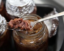Можно ли есть просроченную тушенку? Что делать с просроченной тушенкой?