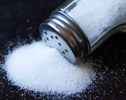 Можно ли выбрасывать соль из дома? Куда выбрасывать соль после чистки дома