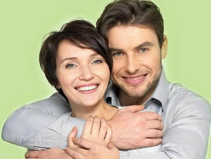 Мужчина младше на 10 лет