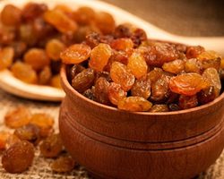 Как вымачивать изюм в коньяке для кулича, кекса? Зачем изюм замачивают в коньяке для кулича? В чем вымачивать изюм?
