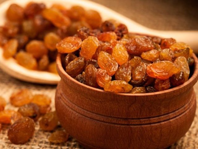 Как вымачивать изюм в коньяке для кулича, кекса? Зачем изюм замачивают в коньяке для кулича? В чем вымачивать изюм?