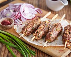 Как вкусно приготовить замороженные полуфабрикаты люля кебаб в духовке, на сковороде?