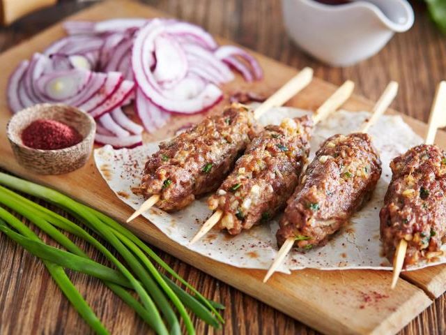 Как вкусно приготовить замороженные полуфабрикаты люля кебаб в духовке, на сковороде?