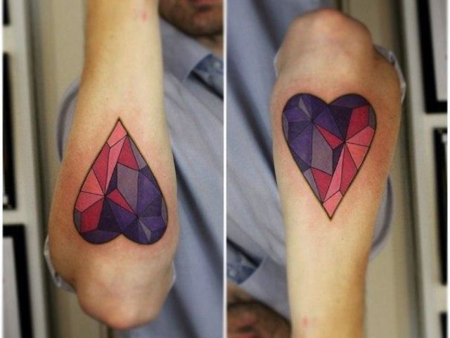 Что означает тату сердце на руке, кисти, пальце, плече, шее, ноге, бедре, спине, животе, лобке, пояснице, предплечье, лице, груди для мужчин и женщин, в уголовной среде? Татуировка сердце: места расположения, разновидности, эскизы, фото