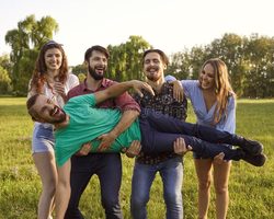 Сценка на дне рождения парня, мужчины, в ролях. Розыгрыши со сценками ко дню рождения мужчины