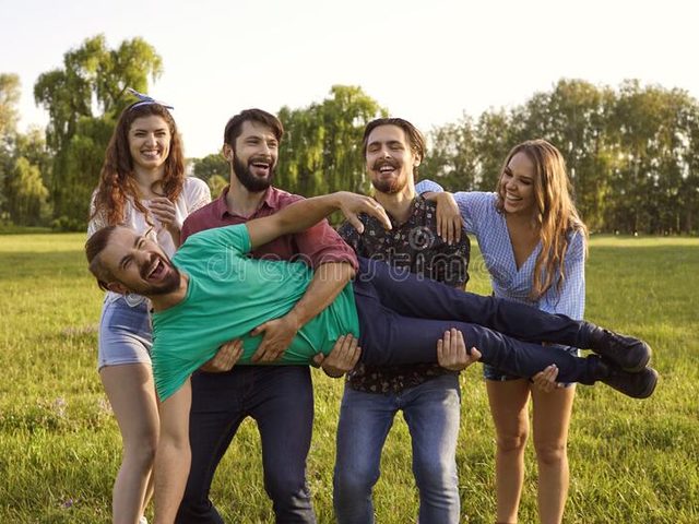 Сценка на дне рождения парня, мужчины, в ролях. Розыгрыши со сценками ко дню рождения мужчины