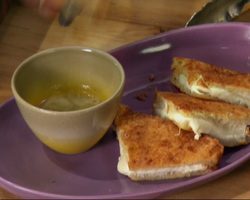 Итальянский сэндвич «Моцарелла в карете» на завтрак: 3 вкусных рецепта