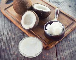 Можно ли использовать просроченное кокосовое масло? Портится ли кокосовое масло? При какой температуре хранить кокосовое масло после вскрытия банки? Что делать с просроченным кокосовым маслом: 10 способов применения