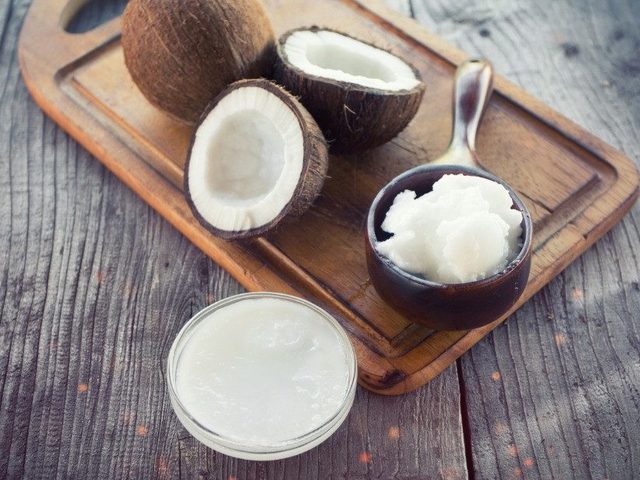 Можно ли использовать просроченное кокосовое масло? Портится ли кокосовое масло? При какой температуре хранить кокосовое масло после вскрытия банки? Что делать с просроченным кокосовым маслом: 10 способов применения