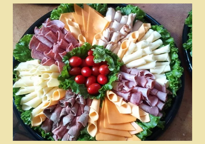 Колбасная нарезка, в середине с овощами