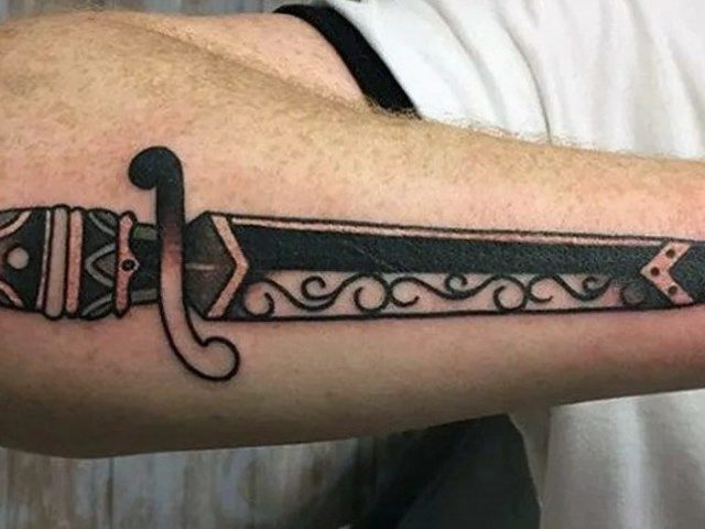 Что означает тату кинжал для девушек, мужчин и женщин? Татуировка кинжал: места расположения, разновидности, эскизы, фото Какие тату сочетаются с татуировкой кинжал?