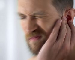 К чему звенит в правом или левом ухе утром, днем, вечером, ночью: примета по дням недели для девушек, женщин и мужчин