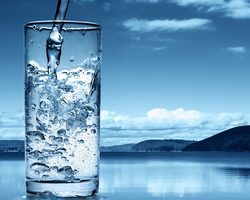 Вылить стакан воды на порог — примета